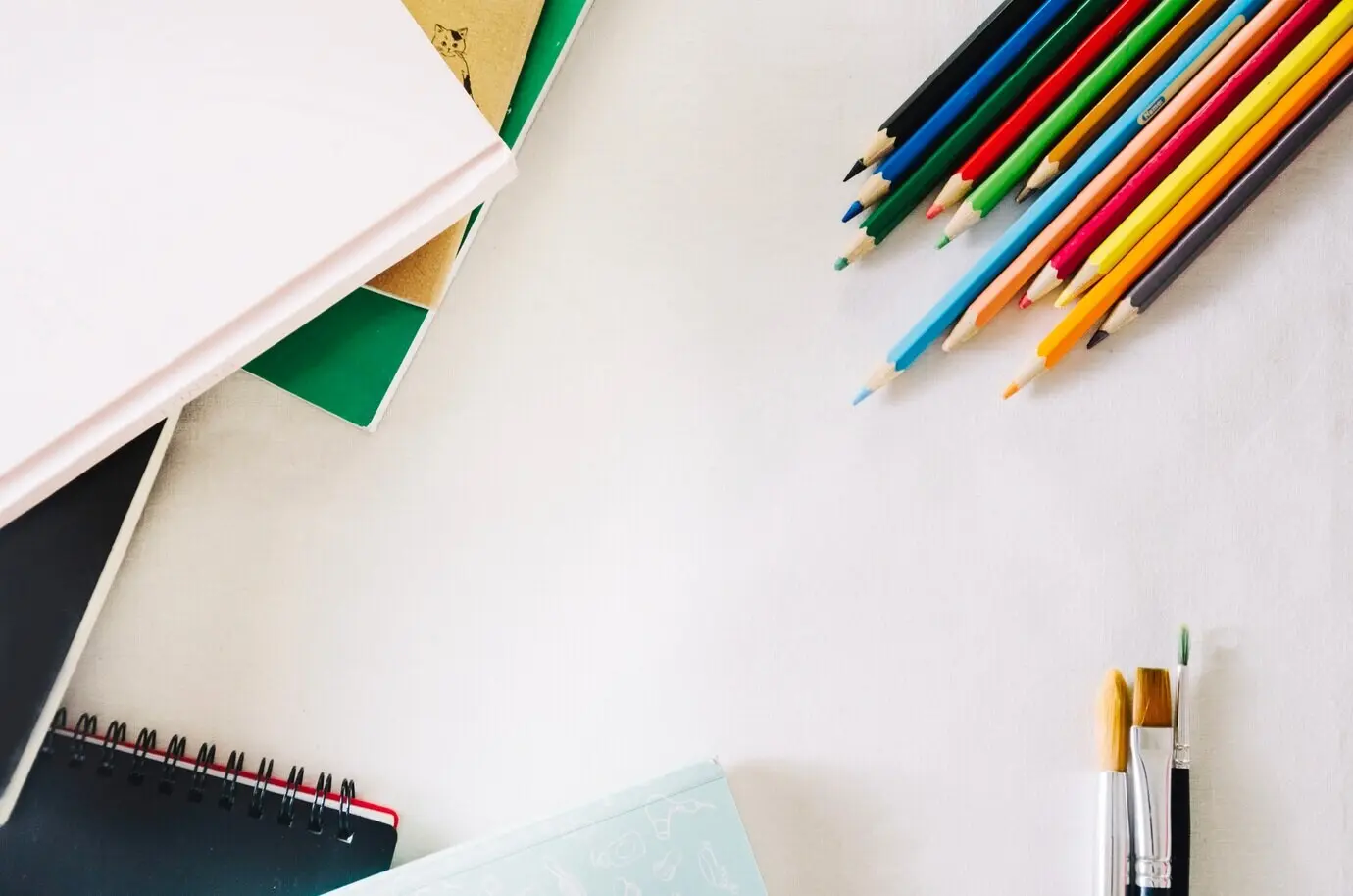 Komposition aus Zeichenutensilien