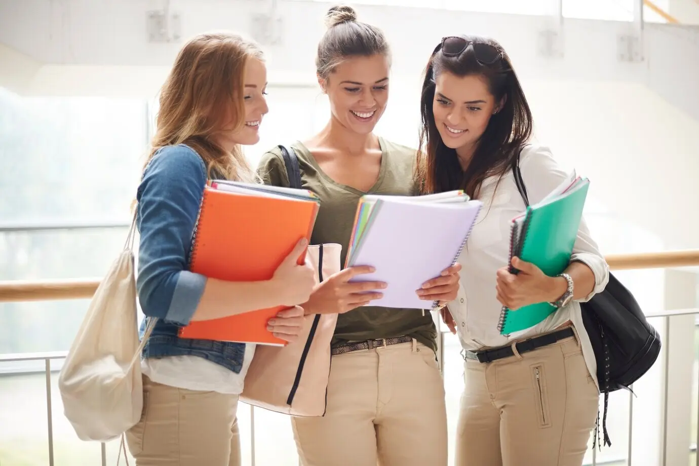 Mit Freunden nach der richtigen Antwort suchen.